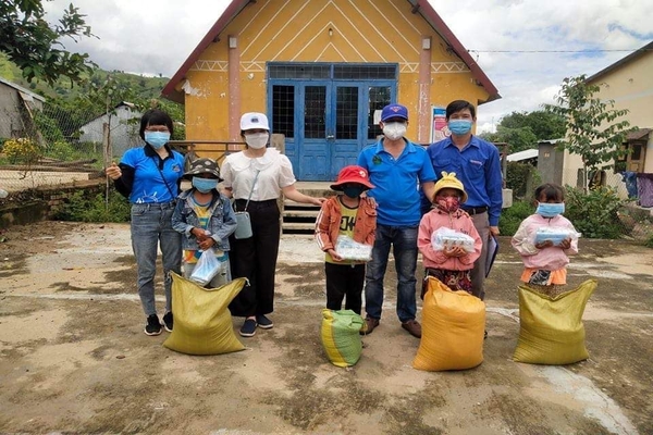 CỨU TRỢ BÀ CON CÁCH LY Ở HUYỆN KRONG BONG, TỈNH DAK LAK – 7/2021